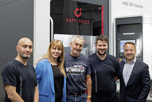 CEBA und KAPP NILES Team vor der Zahnrad-Profilschleifmaschine KNG 12P master